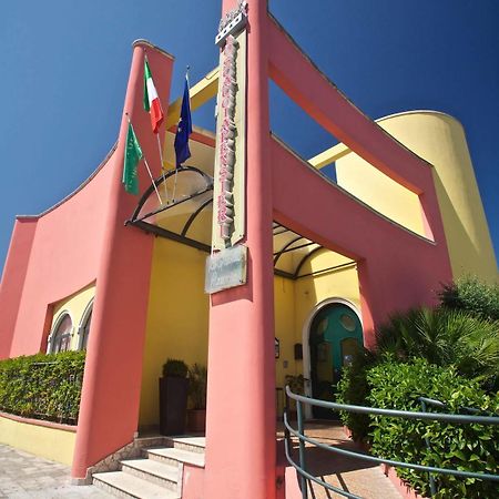 Lo Scacciapensieri Hotel & Restaurant Монтерони ди Лече Екстериор снимка