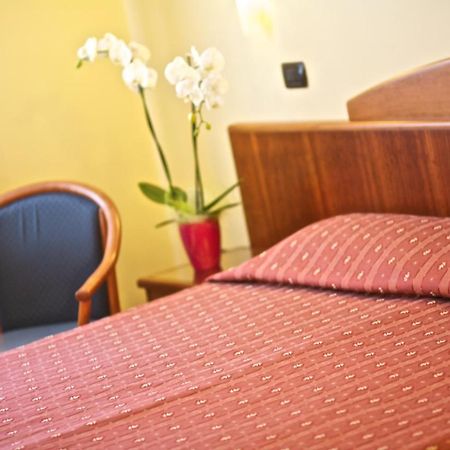 Lo Scacciapensieri Hotel & Restaurant Монтерони ди Лече Екстериор снимка