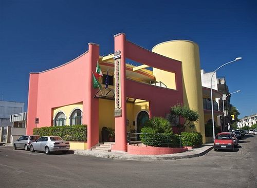 Lo Scacciapensieri Hotel & Restaurant Монтерони ди Лече Екстериор снимка