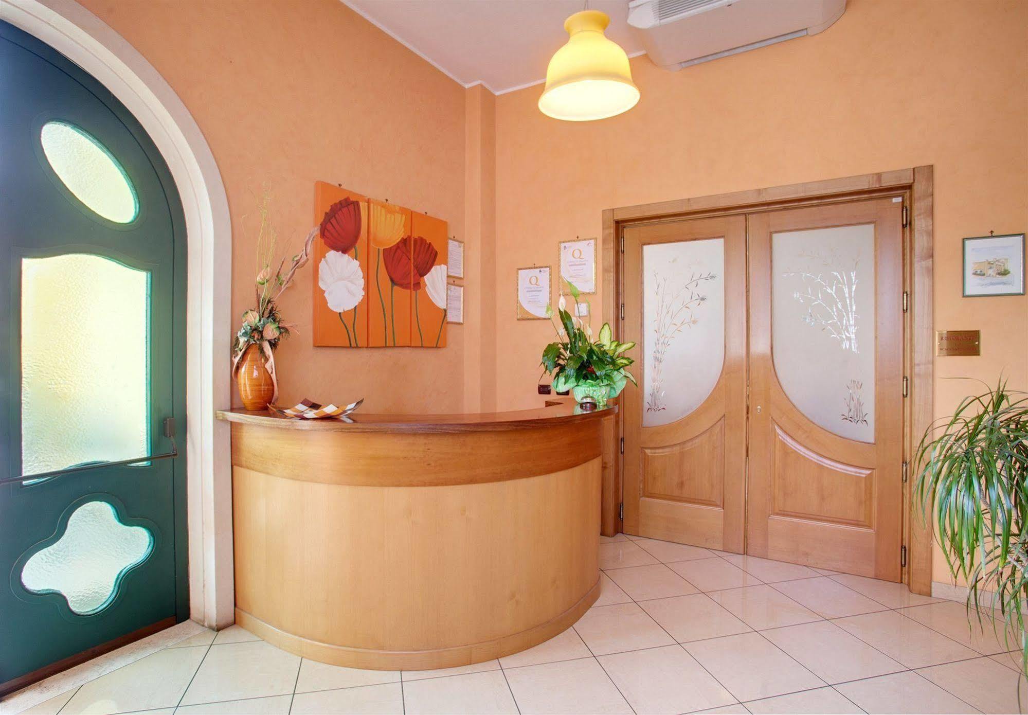 Lo Scacciapensieri Hotel & Restaurant Монтерони ди Лече Екстериор снимка