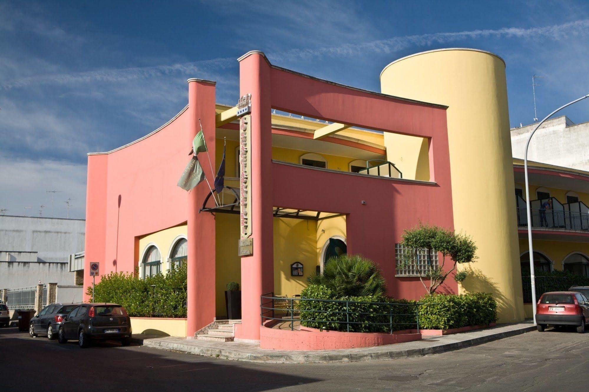 Lo Scacciapensieri Hotel & Restaurant Монтерони ди Лече Екстериор снимка