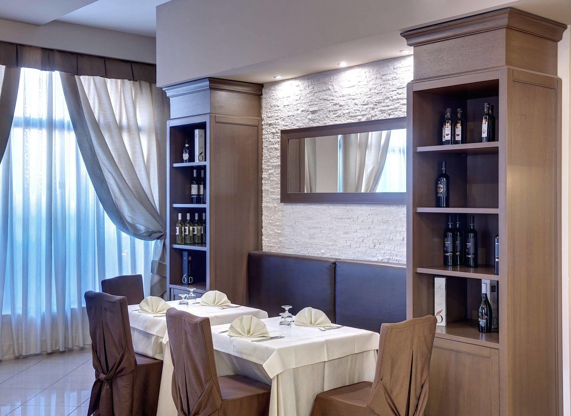 Lo Scacciapensieri Hotel & Restaurant Монтерони ди Лече Екстериор снимка