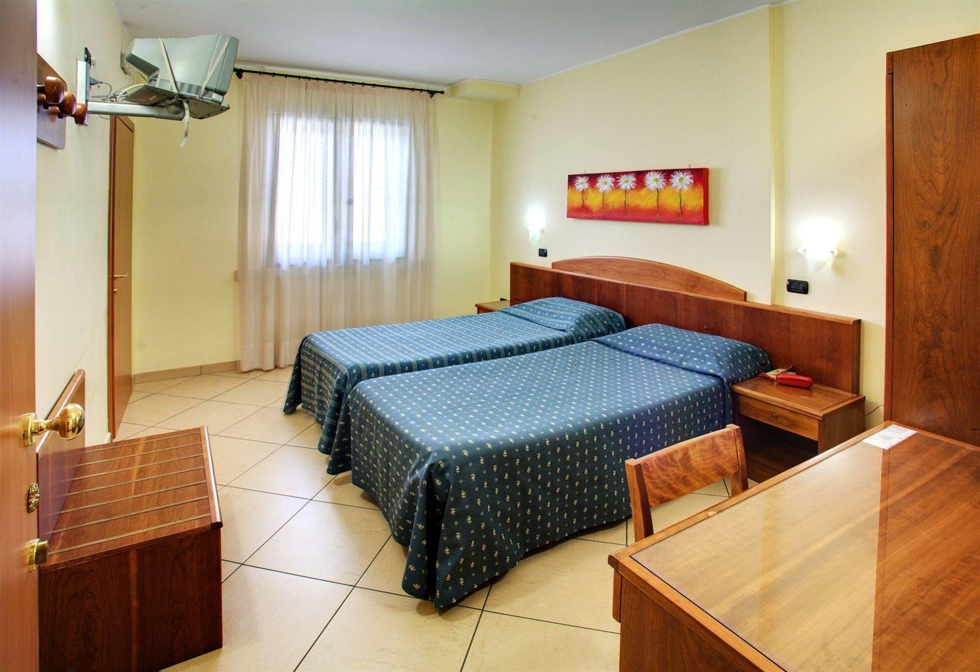Lo Scacciapensieri Hotel & Restaurant Монтерони ди Лече Екстериор снимка