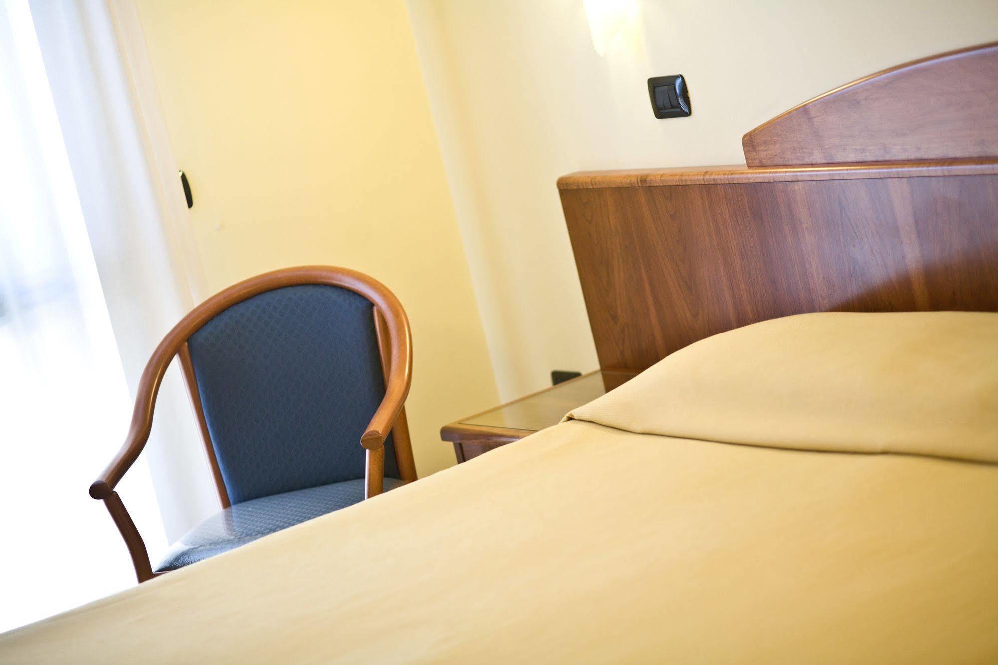 Lo Scacciapensieri Hotel & Restaurant Монтерони ди Лече Екстериор снимка