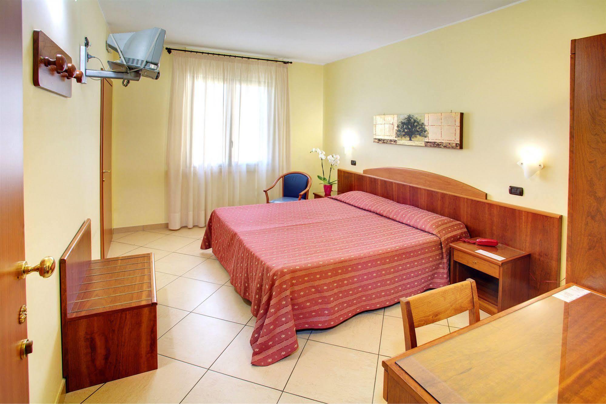 Lo Scacciapensieri Hotel & Restaurant Монтерони ди Лече Екстериор снимка
