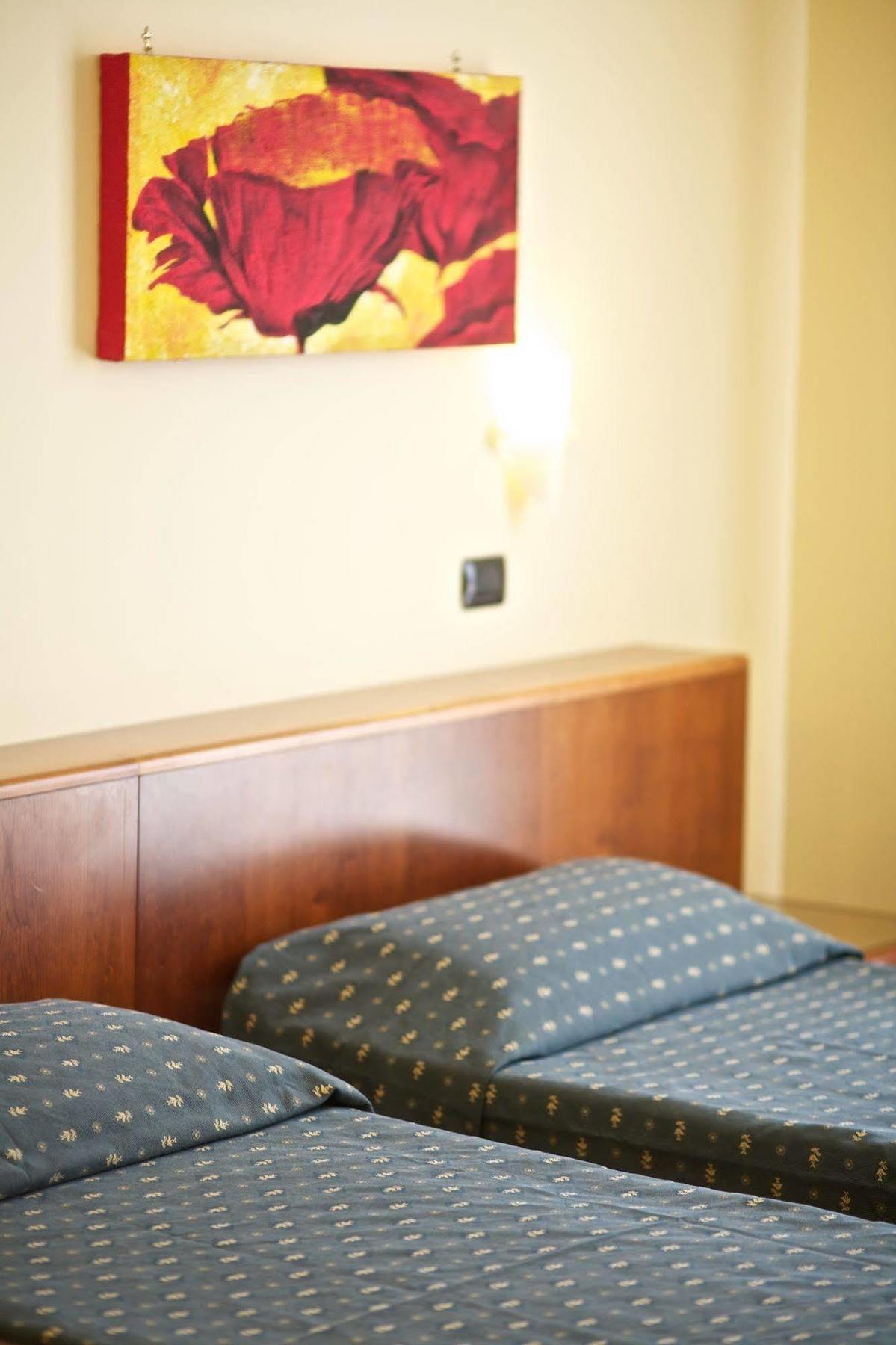 Lo Scacciapensieri Hotel & Restaurant Монтерони ди Лече Екстериор снимка