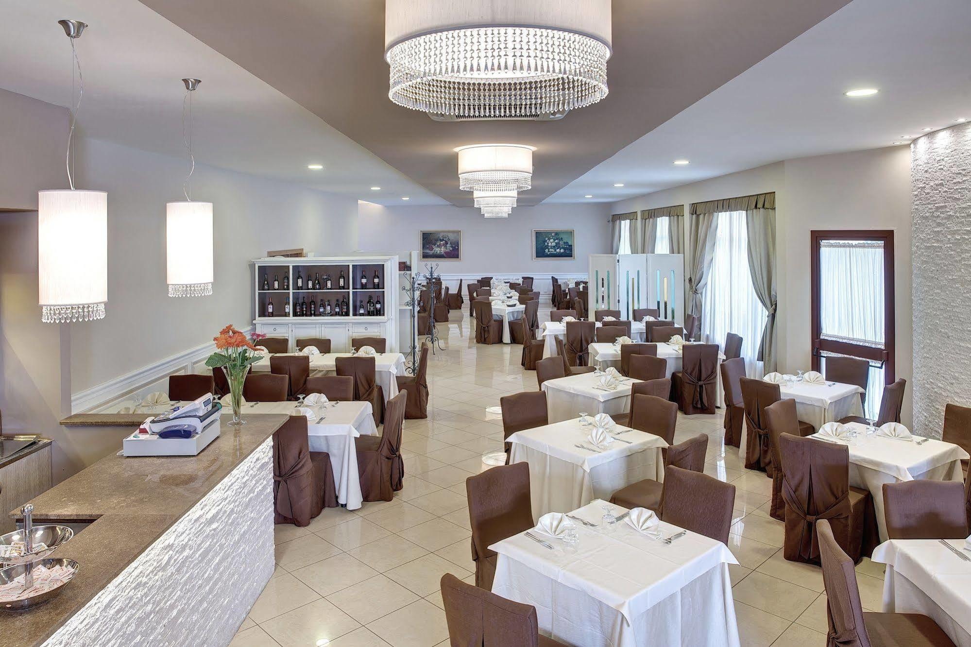 Lo Scacciapensieri Hotel & Restaurant Монтерони ди Лече Екстериор снимка