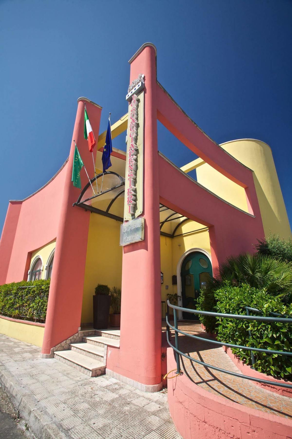 Lo Scacciapensieri Hotel & Restaurant Монтерони ди Лече Екстериор снимка