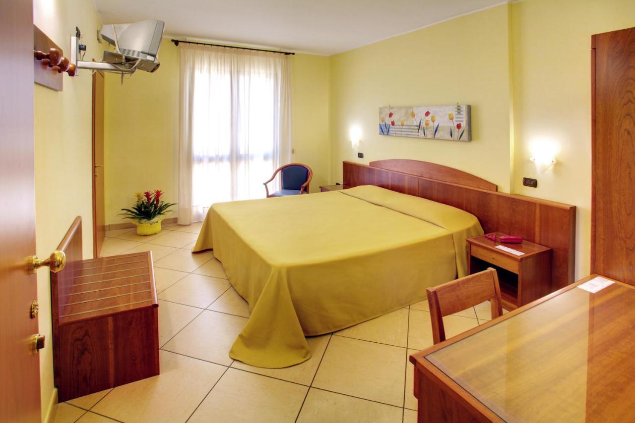 Lo Scacciapensieri Hotel & Restaurant Монтерони ди Лече Стая снимка