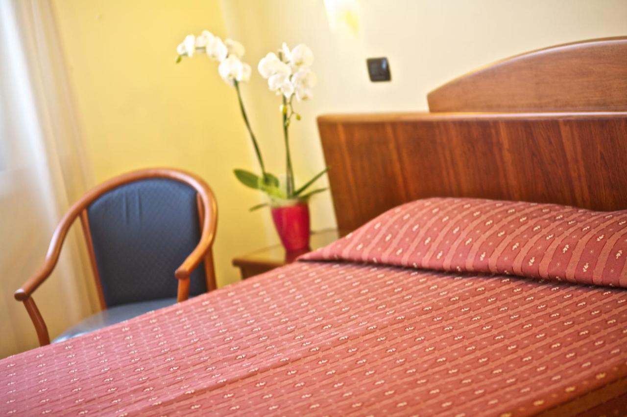 Lo Scacciapensieri Hotel & Restaurant Монтерони ди Лече Екстериор снимка