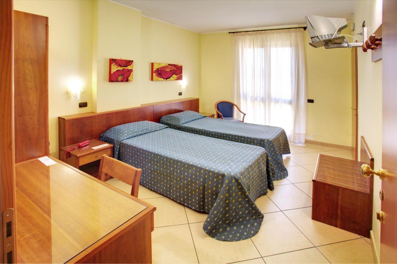 Lo Scacciapensieri Hotel & Restaurant Монтерони ди Лече Стая снимка