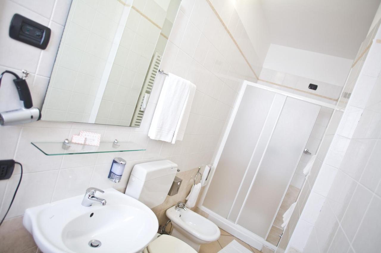 Lo Scacciapensieri Hotel & Restaurant Монтерони ди Лече Екстериор снимка