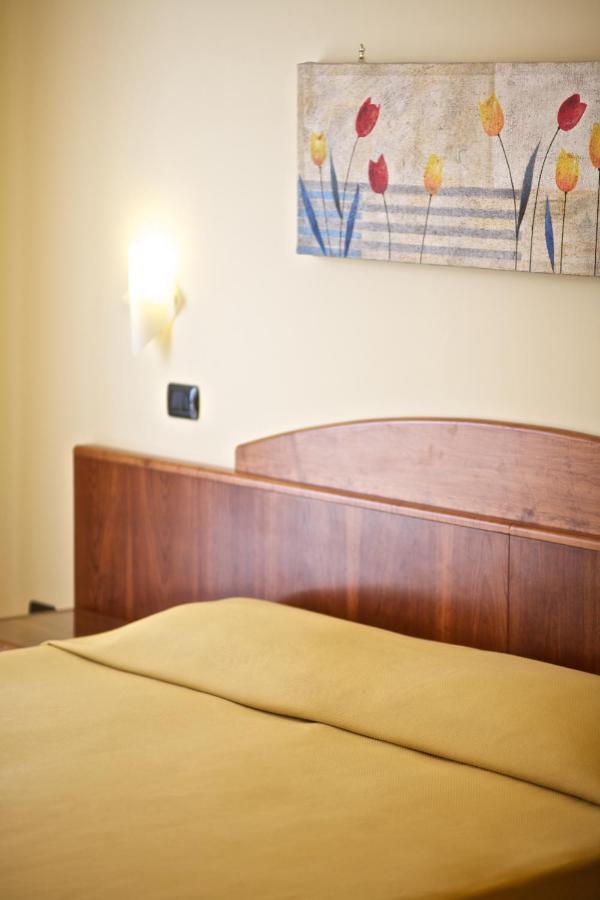 Lo Scacciapensieri Hotel & Restaurant Монтерони ди Лече Стая снимка